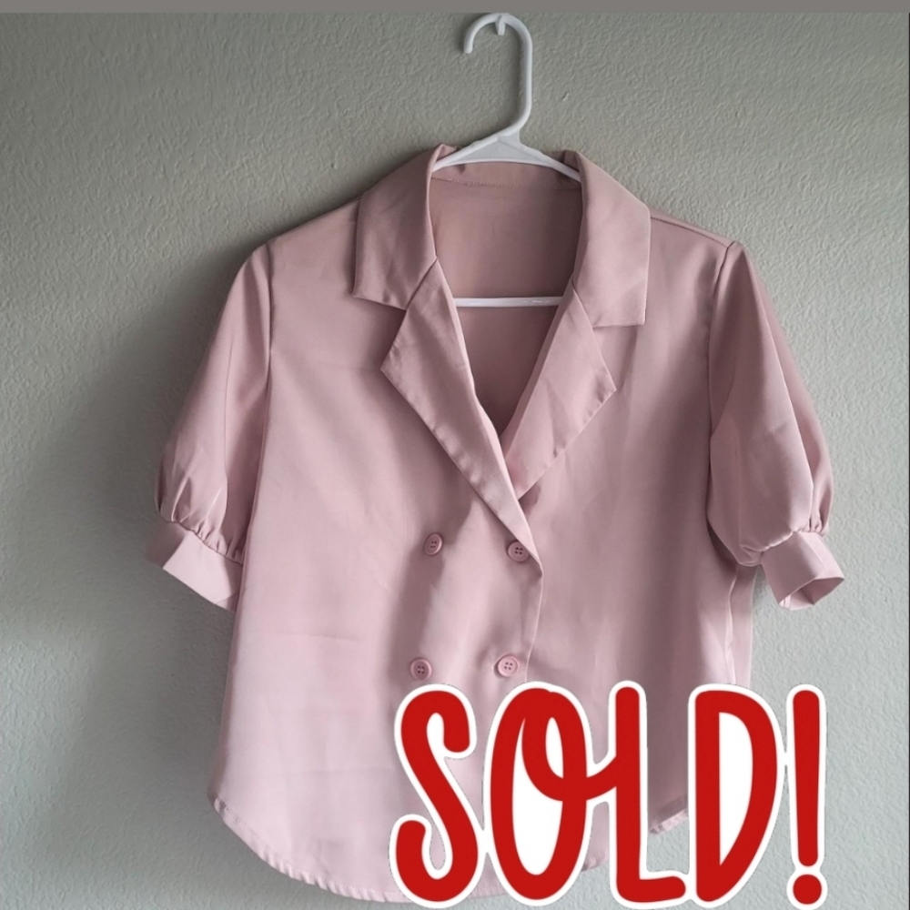***SOLD ON DEPOP***NWOT LAPEL COLLAR SHORT SLEEVE BUTTON UP PINK BLOUSE SIZE S